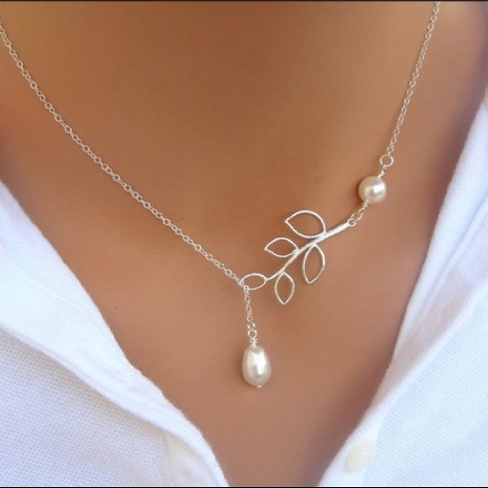 🍀LAST ONE NWOT Leaf Pearl Necklace